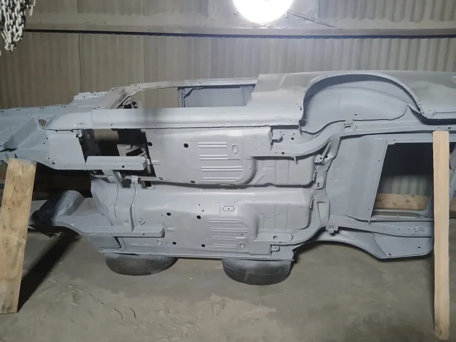 Après Décapage d'une carrosserie de voiture