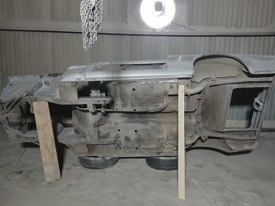 Avant Décapage d'une carrosserie de voiture